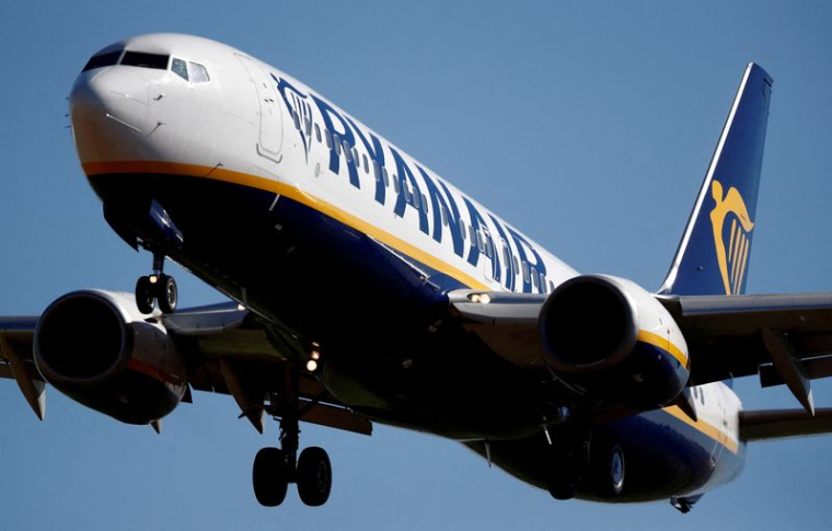 Un Boeing 737-800 de Ryanair s'approche pour atterrir à l'aéroport de Paris-Beauvais