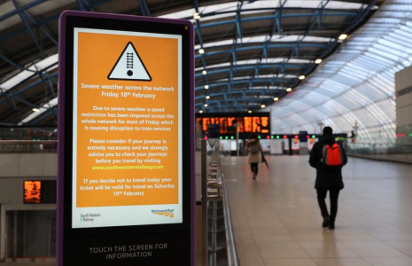 LA TEMPÊTE EUNICE S'ABAT SUR L'ANGLETERRE, CINQ DÉPARTEMENTS FRANÇAIS EN VIGILANCE ORANGE