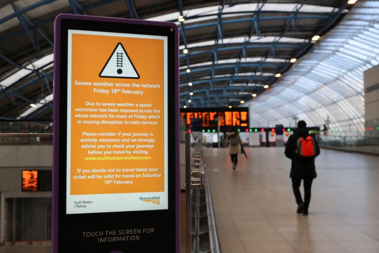 LA TEMPÊTE EUNICE S'ABAT SUR L'ANGLETERRE, CINQ DÉPARTEMENTS FRANÇAIS EN VIGILANCE ORANGE