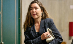Miriam Haley, l'une des accusatrices au procès d'Harvey Weinstein dans les couloirs de la cour criminelle de Manhattan, à New York, le 30 avril 2025  ( GETTY IMAGES NORTH AMERICA / POOL )