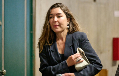 Miriam Haley, l'une des accusatrices au procès d'Harvey Weinstein dans les couloirs de la cour criminelle de Manhattan, à New York, le 30 avril 2025  ( GETTY IMAGES NORTH AMERICA / POOL )