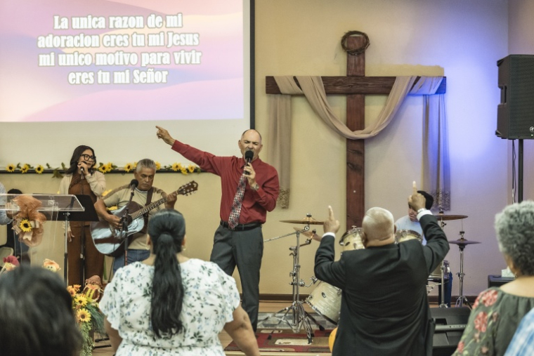 Jose Manuel Castro dans l'église de San Luis, Arizona, 18 octobre 2026 ( AFP / Olivier Touron )