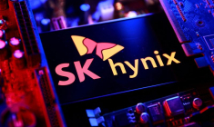 Illustration montrant le logo de SK hynix et une carte mère d'ordinateur