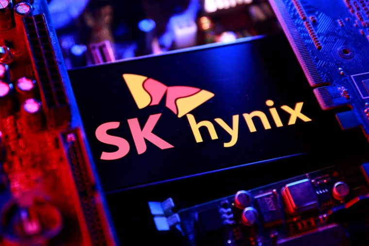 Illustration montrant le logo de SK hynix et une carte mère d'ordinateur