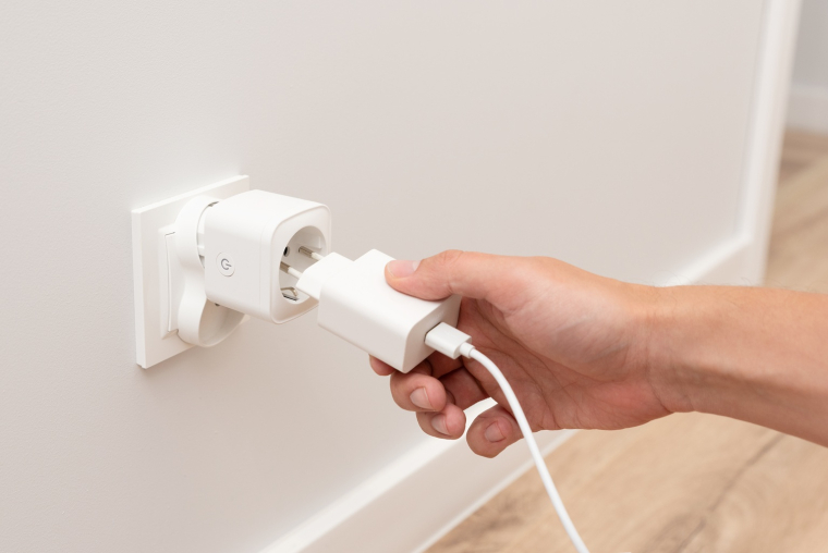Si vous le laissez branché, un chargeur consommera continuellement une petite quantité d'énergie. (crédit : Adobe Stock)