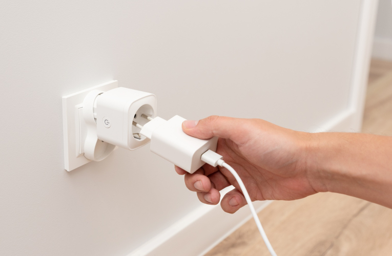 Si vous le laissez branché, un chargeur consommera continuellement une petite quantité d'énergie. (crédit : Adobe Stock)
