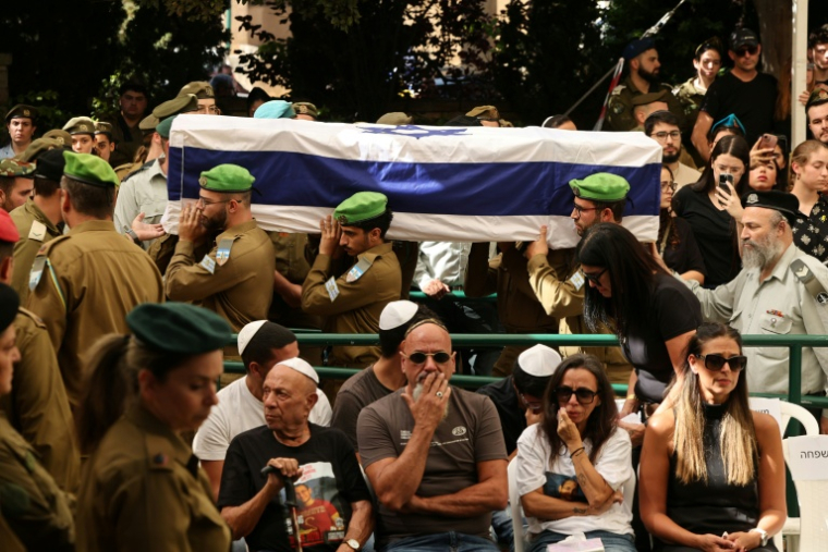 Des soldats portent le cercueil de Tamir Nimrodi à son enterrement le 16 octobre 2025 à Kfar Saba en Israël ( AFP / Jack GUEZ )