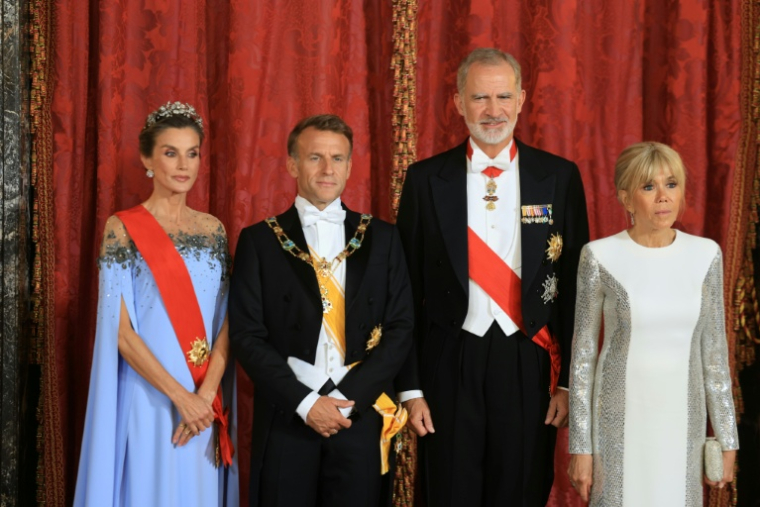 Le roi Felipe VI d'Espagne (2e d), la reine Letizia (g), le président français Emmanuel Macron (2e g) et son épouse Brigitte Macron (d) lors d'un dîner d'État au palais royal, le 29 septembre 2026 à Madrid ( AFP / Ludovic MARIN )