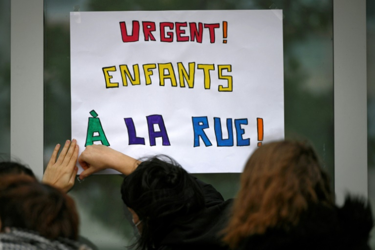 Plus de 2.000 enfants dorment à la rue en France faute de places d'hébergement d'urgence disponibles, un nombre en forte hausse depuis plusieurs années, selon un baromètre publié jeudi par Unicef France et la Fédération des acteurs de la solidarité (FAS) ( AFP / Valentine CHAPUIS )