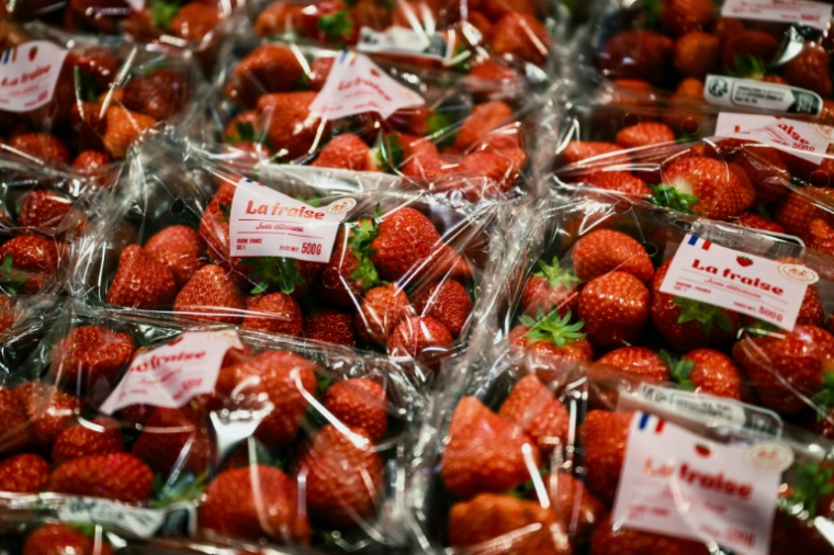 Des fraises dans un supermarché Grand Frais à Salaise-sur-Sanne, en Isère, le 21 mai 2026 ( AFP / Jeff PACHOUD )