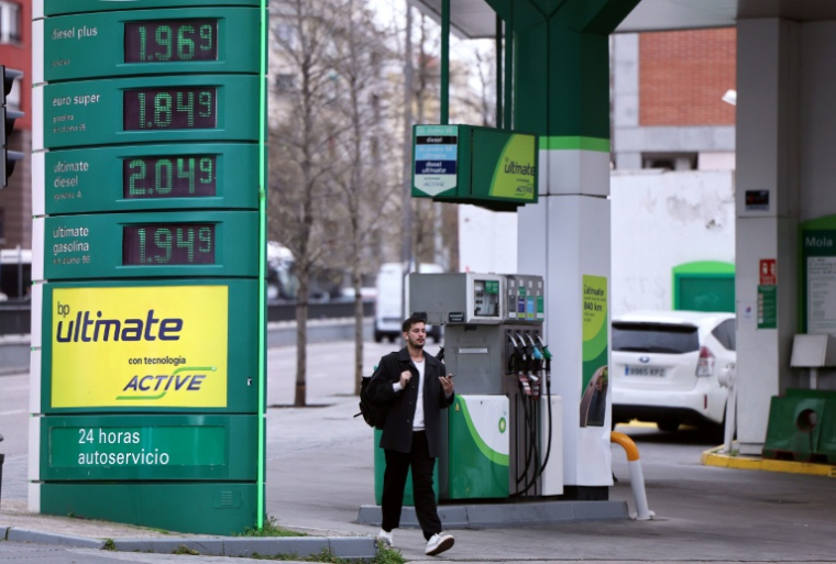 Un homme marche devant une station service à Madrid le 20 mars 2026 ( AFP / Thomas COEX )