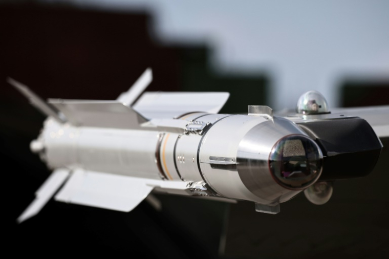 Un missile Mica à autodirecteur infra-rouge monté sur une aile de Rafale en Pologne, le 17 septembre 2025 ( AFP / Thibaud MORITZ )