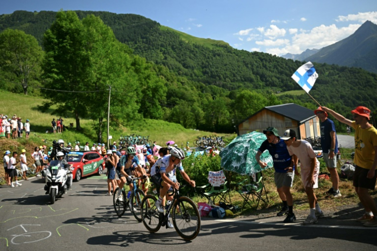 Le maillot blanc Remco Evenepoel en difficulté dans le col des Bordères, lors de la 12e étape du Tour de France, le 17 juillet 2025 en direction de Hautacam ( AFP / Loic VENANCE )