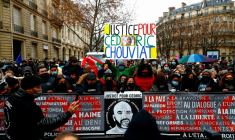 Une marche blanche en mémoire de Cédric Chouviat, le 3 janvier 2021 à Paris  ( AFP / Sameer Al-DOUMY )