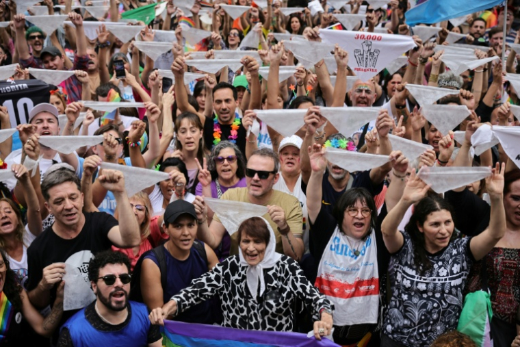 Taty Almeida (au centre) participe à la LGBT Pride Parade à Buenos Aires, le 2 novembre 2024 ( AFP / Emiliano Lasalvia )