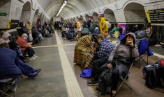 Des personnes s'abritent à l'intérieur d'une station de métro lors de frappes de missiles russes, à Kyiv
