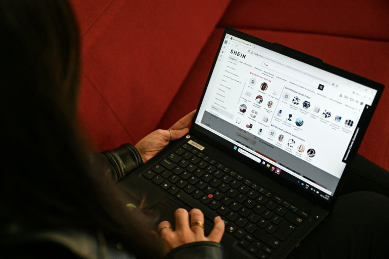 Le ministre de l'Intérieur a saisi la justice pour demander le blocage du site Shein, après le signalement de poupées sexuelles d'apparence enfantine et d'armes de catégorie A (machettes, poings américains) vendues sur la plateforme (illustration) ( AFP / JULIE SEBADELHA )