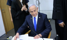 Le Premier ministre israélien Benjamin Netanyahu assiste à son procès pour corruption au tribunal de Tel-Aviv, le 21 avril 2025 ( POOL / Moti KIMCHI )