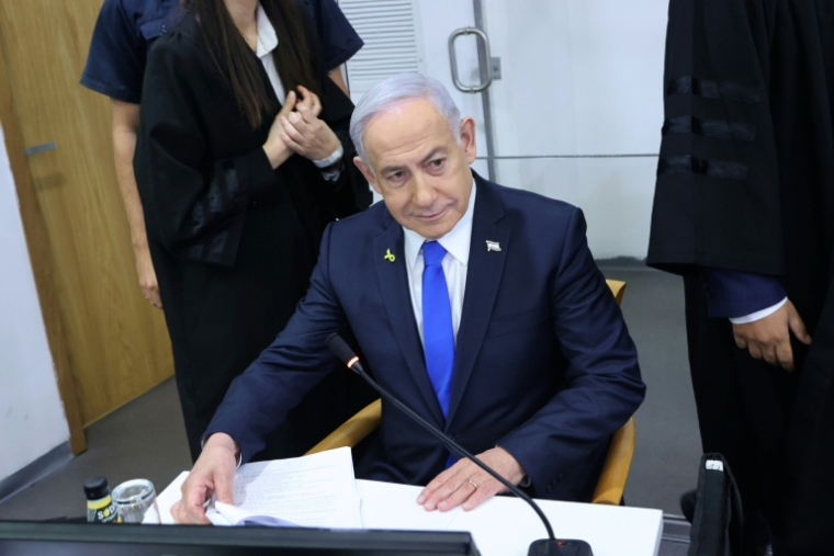 Le Premier ministre israélien Benjamin Netanyahu assiste à son procès pour corruption au tribunal de Tel-Aviv, le 21 avril 2025 ( POOL / Moti KIMCHI )