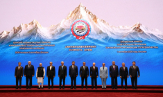 Cette photo de groupe, diffusée par l'agence d'Etat russe Sputnik, montre notamment le président bélarusse Alexandre Loukachenko, le Premier ministre indien Narendra Modi, le président iranien Massoud Pezeshkian, les présidents kazakh Kassym-Jomart Tokaïev, chinois Xi Jinping, kirghiz Sadyr Japarov, russe Vladimir Poutine, le Premier ministre pakistanais Shehbaz Sharif, ainsi que les présidents tadjik Emomali Rakhmon et ouzbek Chavkat Mirzioïev, avant le sommet de l'Organisation de coopération de Shanghai (OCS), à Bichkek, le 1er septembre 2026. ( POOL / Vyacheslav PROKOFYEV )