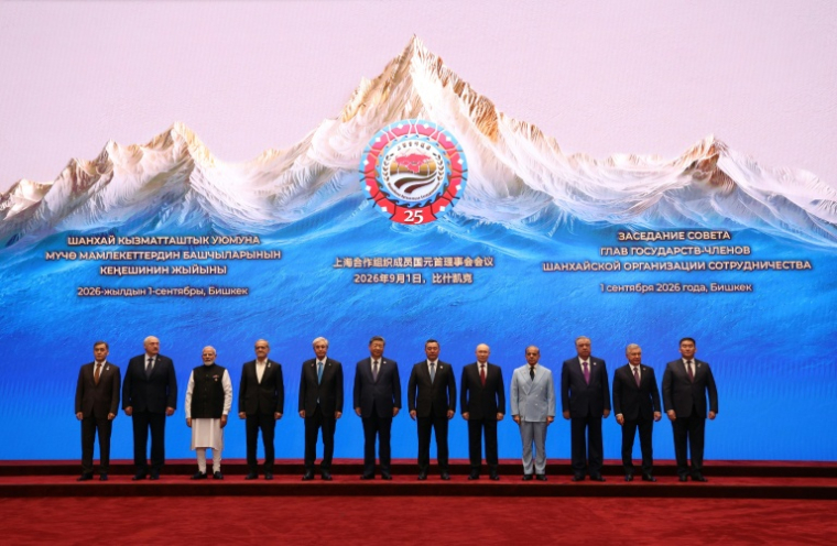 Cette photo de groupe, diffusée par l'agence d'Etat russe Sputnik, montre notamment le président bélarusse Alexandre Loukachenko, le Premier ministre indien Narendra Modi, le président iranien Massoud Pezeshkian, les présidents kazakh Kassym-Jomart Tokaïev, chinois Xi Jinping, kirghiz Sadyr Japarov, russe Vladimir Poutine, le Premier ministre pakistanais Shehbaz Sharif, ainsi que les présidents tadjik Emomali Rakhmon et ouzbek Chavkat Mirzioïev, avant le sommet de l'Organisation de coopération de Shanghai (OCS), à Bichkek, le 1er septembre 2026. ( POOL / Vyacheslav PROKOFYEV )