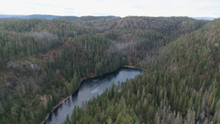 Vue aérienne du site norvégien de Fensfeltet abritant quelque 8,8 millions de tonnes de terres rares à Ulefoss, au sud-ouest d'Oslo, le 11 décembre 2025  ( AFP / Sulejman Alihodzic )