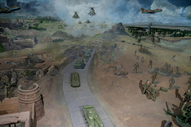 Un diorama représente la résistance afghane à l'invasion soviétique de 1979, au "musée du Jihad" dans la province d'Herat, en Afghanistan, le 6 janvier 2026 ( AFP / Wakil KOHSAR )
