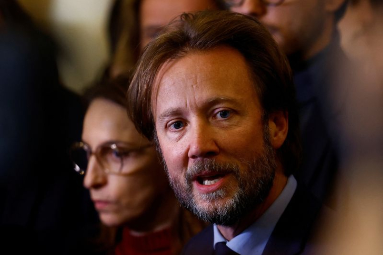 Le député Boris Vallaud, président du groupe parlementaire Socialistes et apparentés, s'adresse aux journalistes après l'annonce par le Premier ministre français du recours par le gouvernement à l'article 49.3  à l'Assemblée nationale à Paris