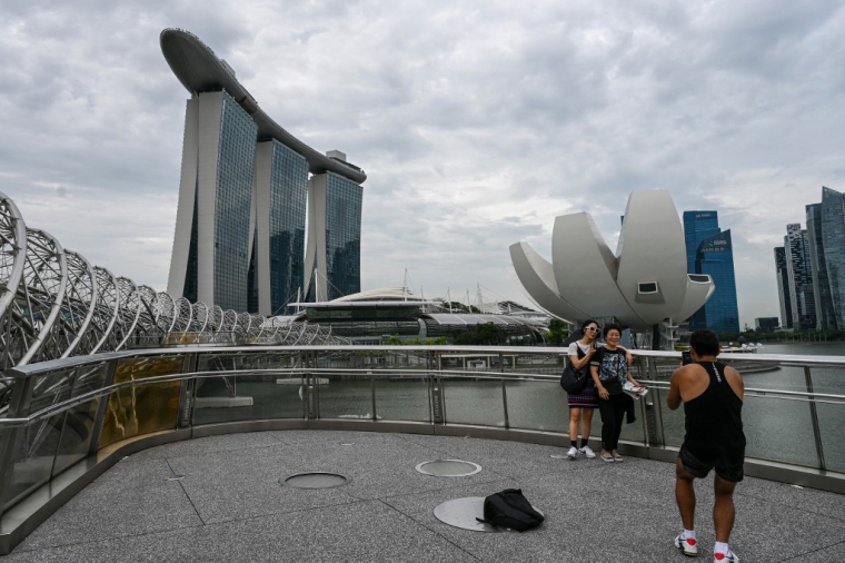 1. Le pont Helix surplombant la ville de Singapour, le 22 novembre 2023.  ( AFP / ROSLAN RAHMAN )