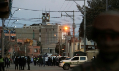 Photo diffusée par APG Noticias montrant des policiers sécurisant les abords de l'installation militaire où est produit une forte explosion, à Viacha, en Bolivie, le 4 septembre 2026 ( APG NOTICIAS / - )