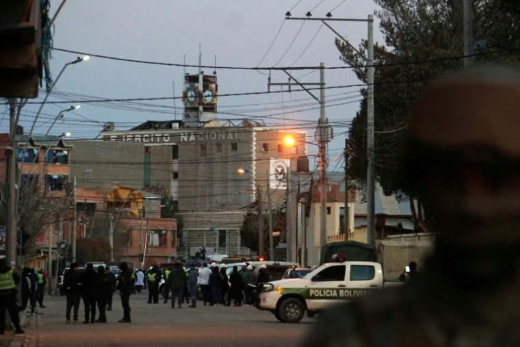 Photo diffusée par APG Noticias montrant des policiers sécurisant les abords de l'installation militaire où est produit une forte explosion, à Viacha, en Bolivie, le 4 septembre 2026 ( APG NOTICIAS / - )