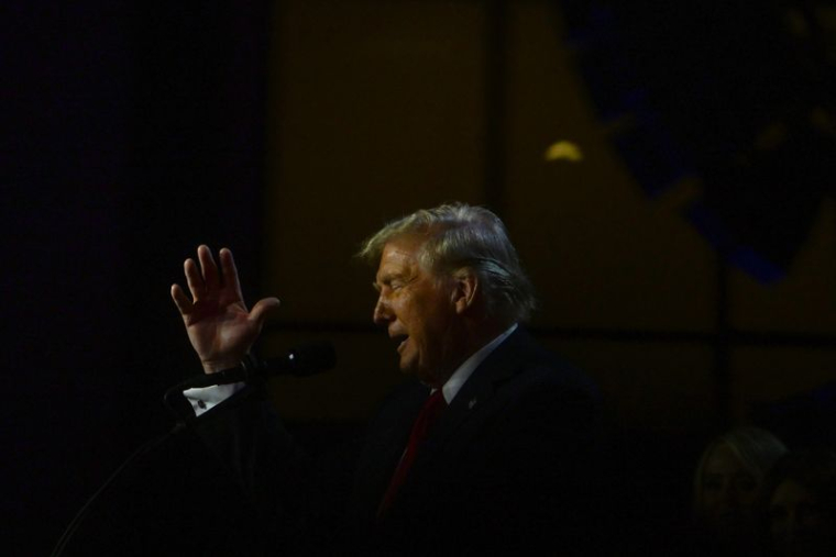 Donald Trump, entre en scène après les premiers résultats de l'élection présidentielle américaine à West Palm Beach