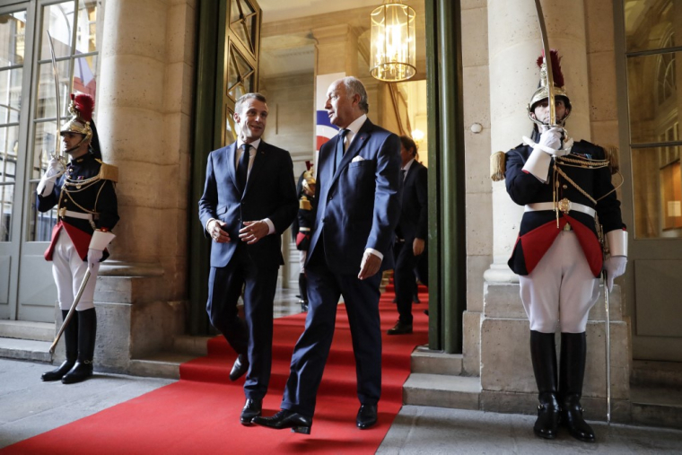 Emmanuel Macron et le président du Conseil constitutionnel, Laurent Fabius, le 4 octobre 2018 au siège de l'institution à Paris. ( POOL / THOMAS SAMSON )