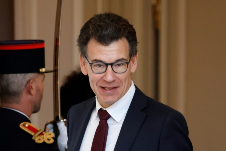 Le ministre français de la Recherche, Philippe Baptiste, quitte le palais de l'Elysée après la réunion hebdomadaire du conseil des ministres, le 28 avril 2025 ( AFP / Ludovic MARIN )