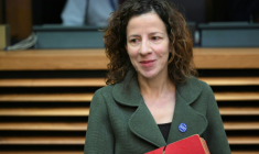La commissaire européenne aux Affaires sociales Roxana Minzatu annonce mardi des propositions pour faciliter la mobilité des travailleurs dans l'Union européenne, Strasbourg, le 15 septembre 2026 ( AFP / Nicolas TUCAT )