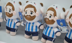 Des peluches à l'effigie du joueur argentin Lionel Messi, dans l'usine All Star Partner, à Yiwu, en Chine, où elles sont confectionnées, le 5 juin 2026 ( AFP / Hector RETAMAL )