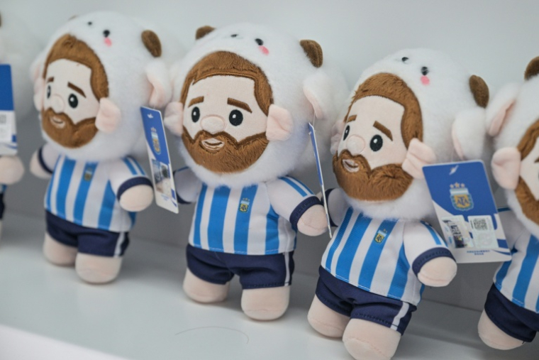Des peluches à l'effigie du joueur argentin Lionel Messi, dans l'usine All Star Partner, à Yiwu, en Chine, où elles sont confectionnées, le 5 juin 2026 ( AFP / Hector RETAMAL )