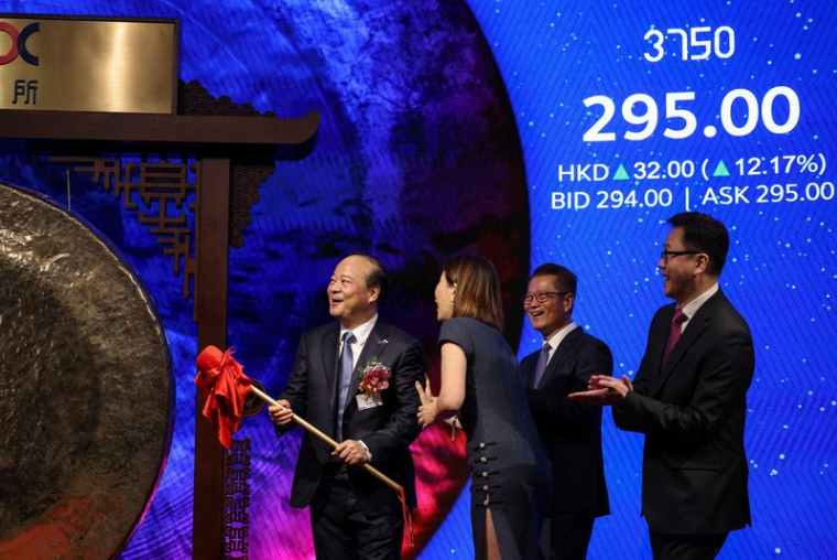 Robin Zeng et Paul Chan assistent à la cérémonie d'introduction en bourse de CATL à la Bourse de Hong Kong
