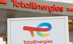 Panneaux TotalEnergies dans une station-service à Nice