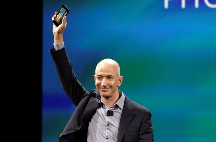 Jeff Bezos, PDG d'Amazon, présente le nouveau smartphone de son entreprise, le Fire Phone, à Seattle, Washington