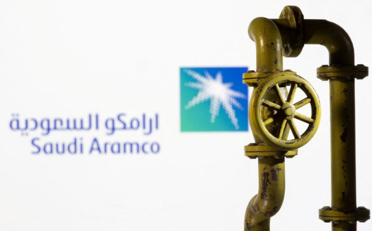 Photo d'archives: Un gazoduc imprimé en 3D est placé devant le logo de Saudi Aramco