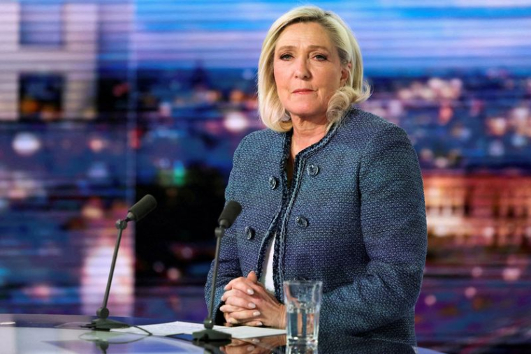 PHOTO DE FICHIER : La présidente du groupe parlementaire d'extrême droite du Rassemblement national (RN), Marine Le Pen, pose avant une interview dans le journal télévisé du soir de la chaîne de télévision française TF1, à Boulogne-Billancourt