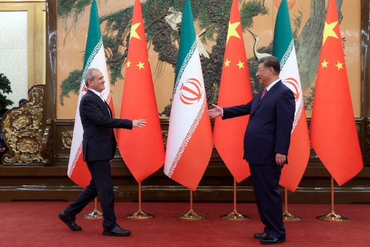 Le président chinois Xi et le président iranien Pezeshkian se rencontrent à Pékin