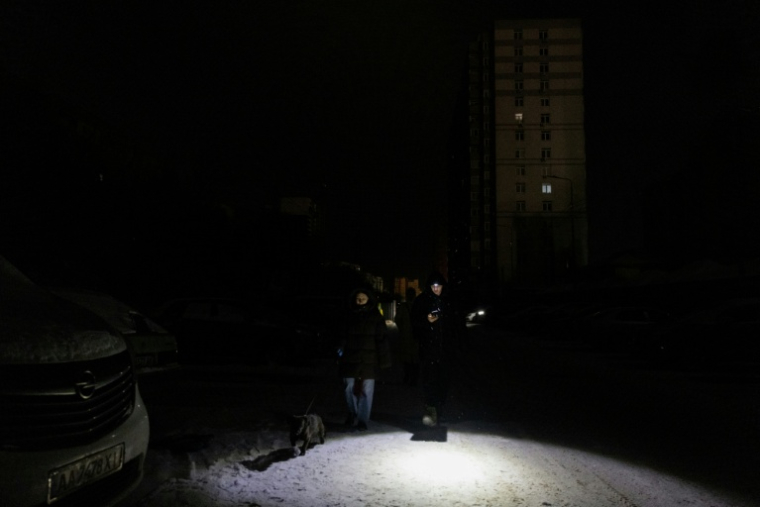 Des habitants dans l'obscurité à Vyshgorod, près de Kiev, le 30 décembre 2025 ( AFP / Tetiana DZHAFAROVA )