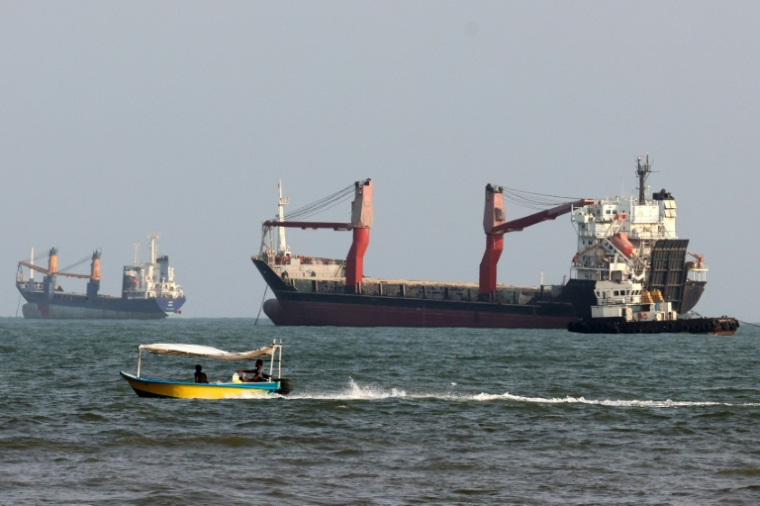 Un navire près du port iranien de Bandar Abbas, le 10 août 2026 ( AFP / Atta KENARE )
