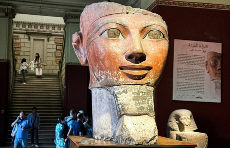 Le buste de l'ancienne reine égyptienne Hatchepsout au Musée égyptien de la place Tahrir, le 11 juin 2025 au Caire ( AFP / Khaled DESOUKI )