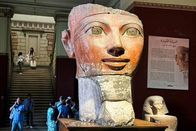 Le buste de l'ancienne reine égyptienne Hatchepsout au Musée égyptien de la place Tahrir, le 11 juin 2025 au Caire ( AFP / Khaled DESOUKI )
