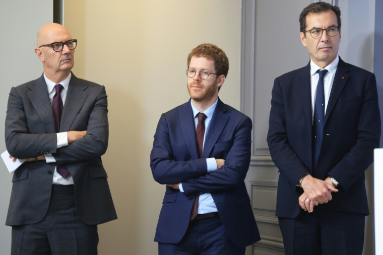 De gauche à droite le ministre de l'Economie Roland Lescure, celui des Comptes publics David Amiel et celui du Travail Jean-Pierre Farandou, le 1er octobre 2026, à Paris ( AFP / Ludovic MARIN )