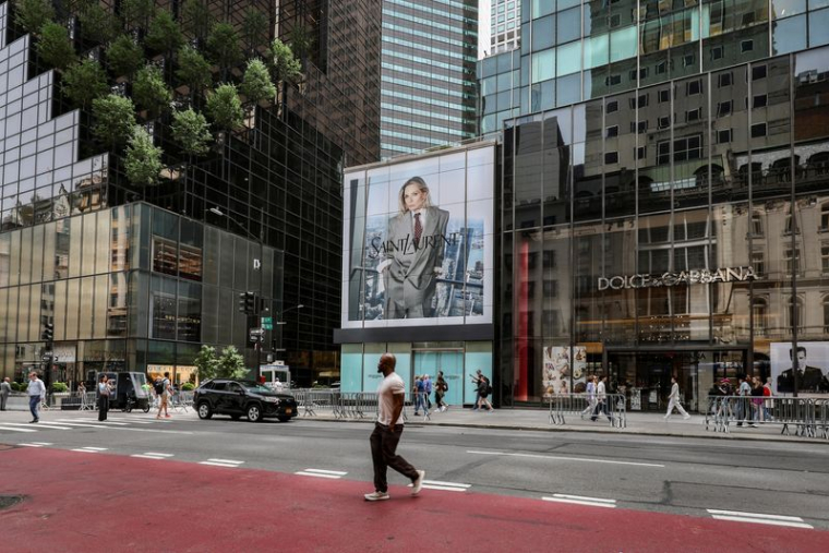 Des piétons passent devant un espace commercial situé au 715-717 Fifth Avenue à New York