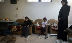 Une famille palestinienne dans sa maison bombardée au camp de Nousseirat, dans le centre de la bande de Gaza, le 27 septembre 2025 ( AFP / Eyad BABA )